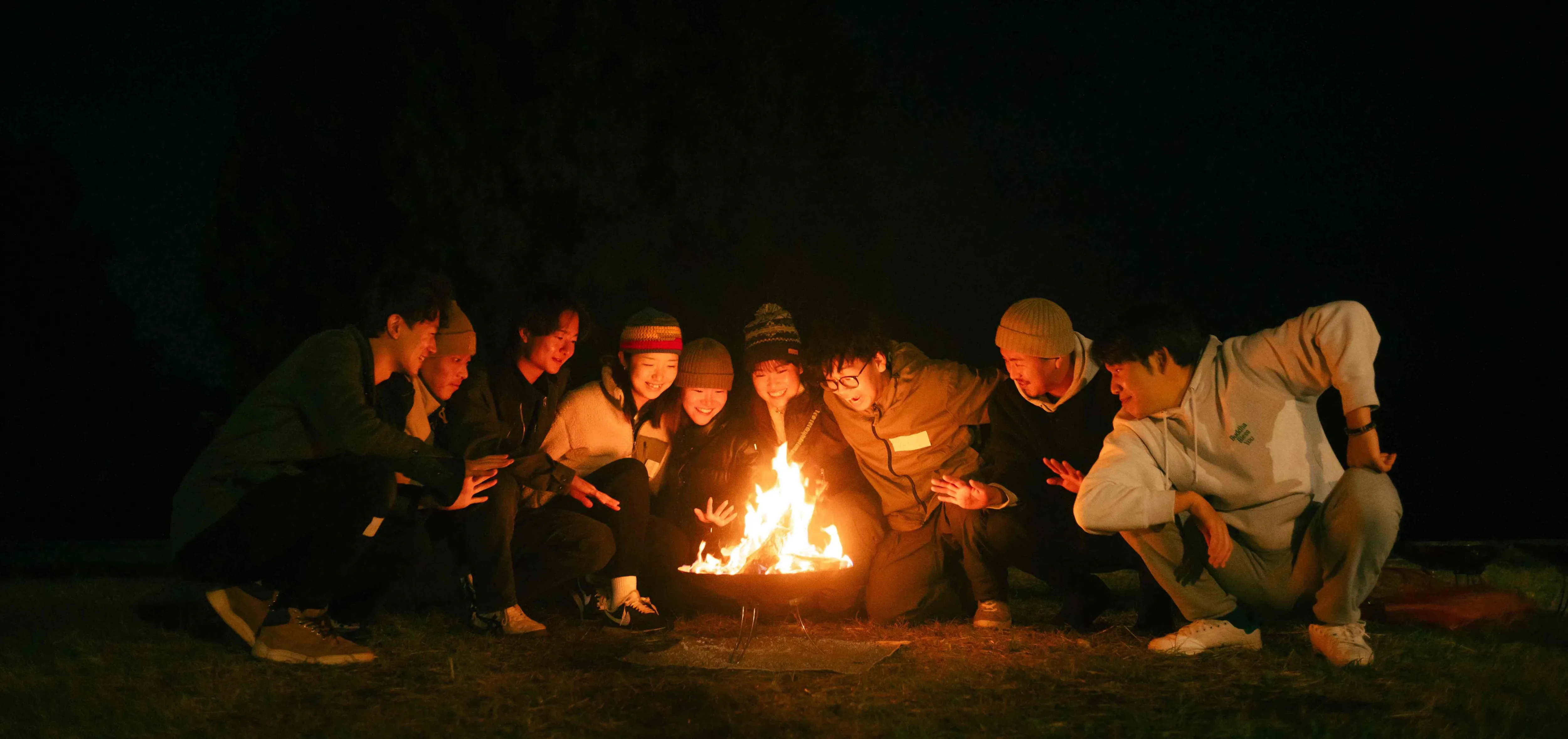 人々と焚火の風景