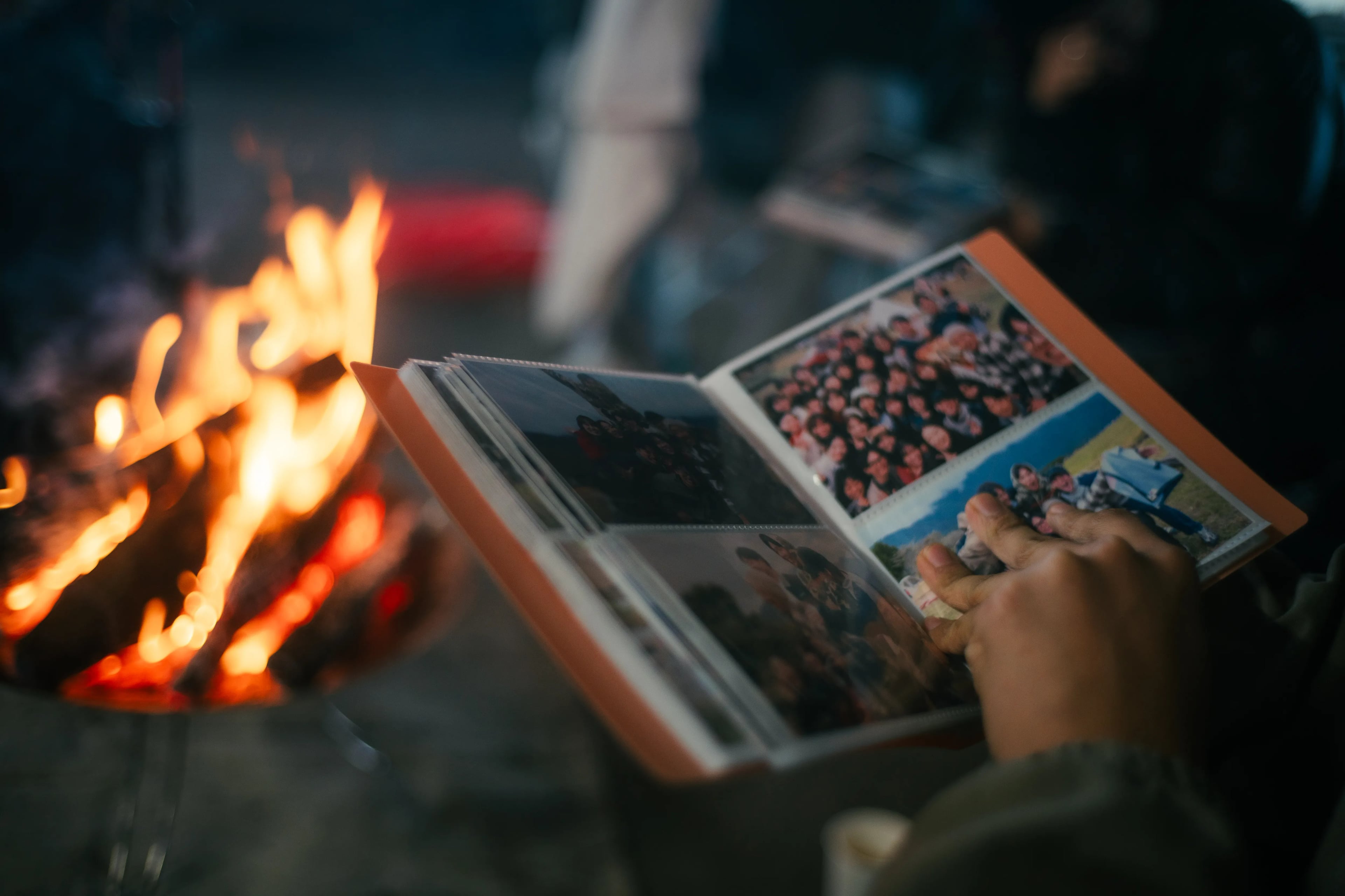 焚火を囲む集いの風景