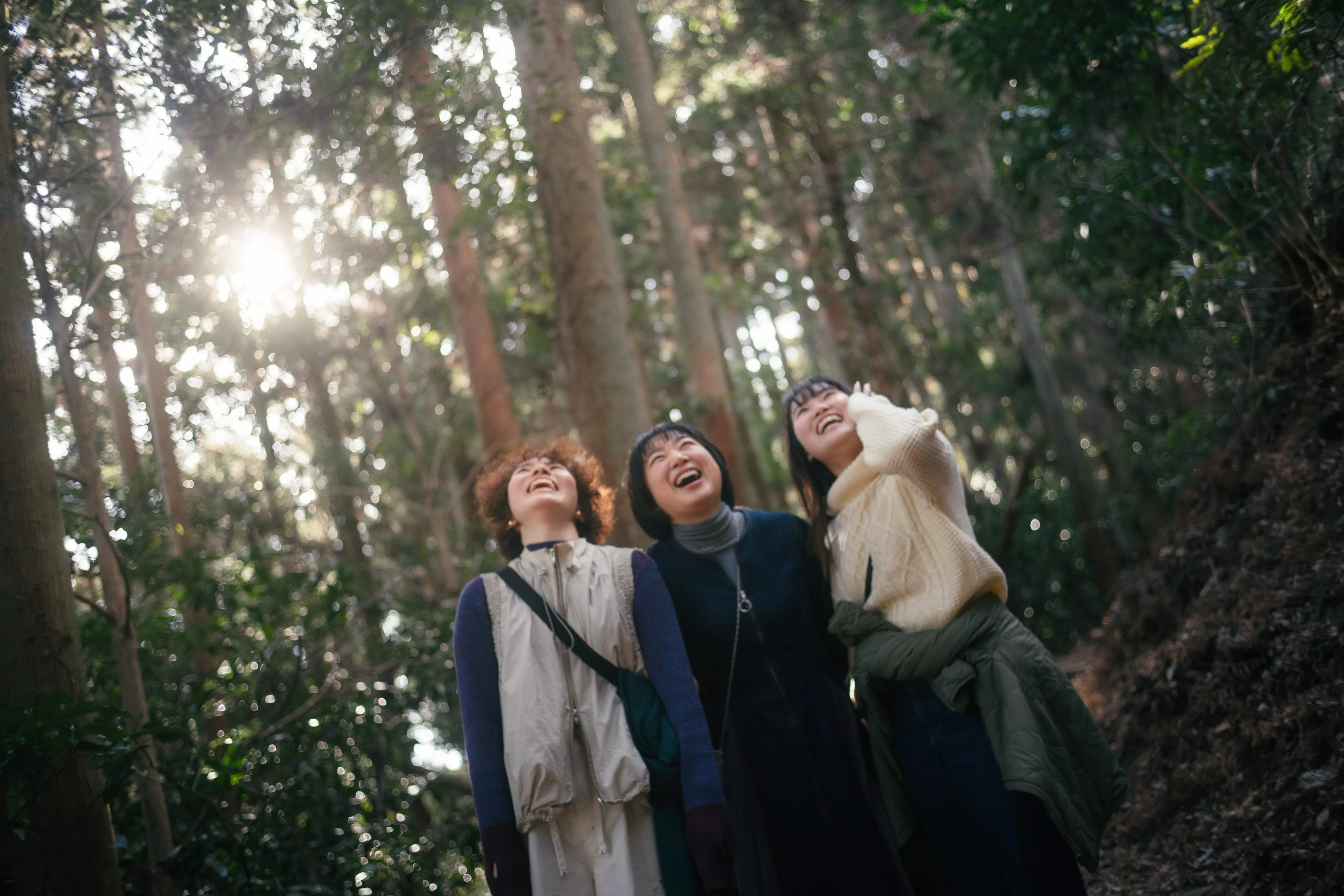 仲間と囲む食事の風景