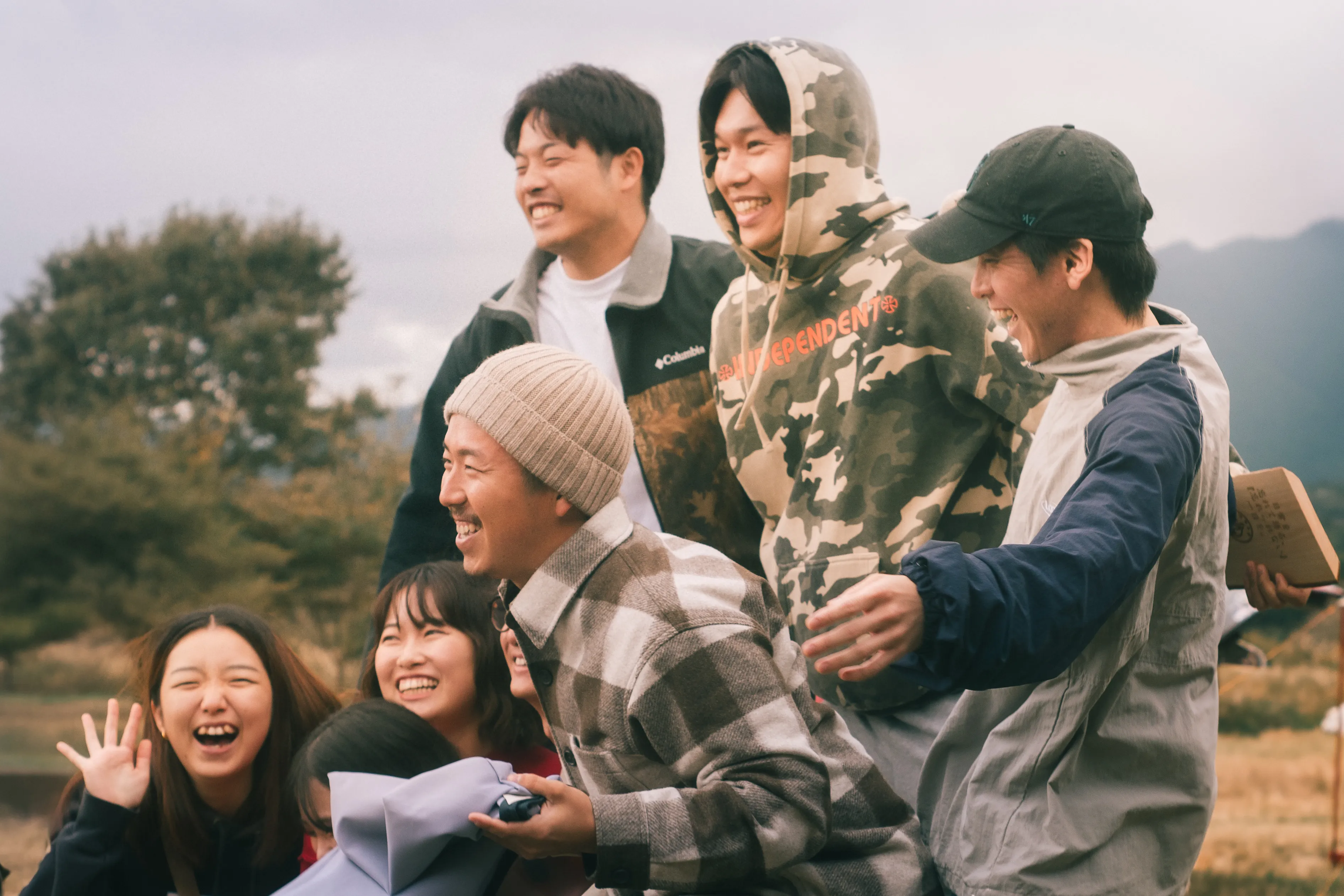 差し出し合う仲間