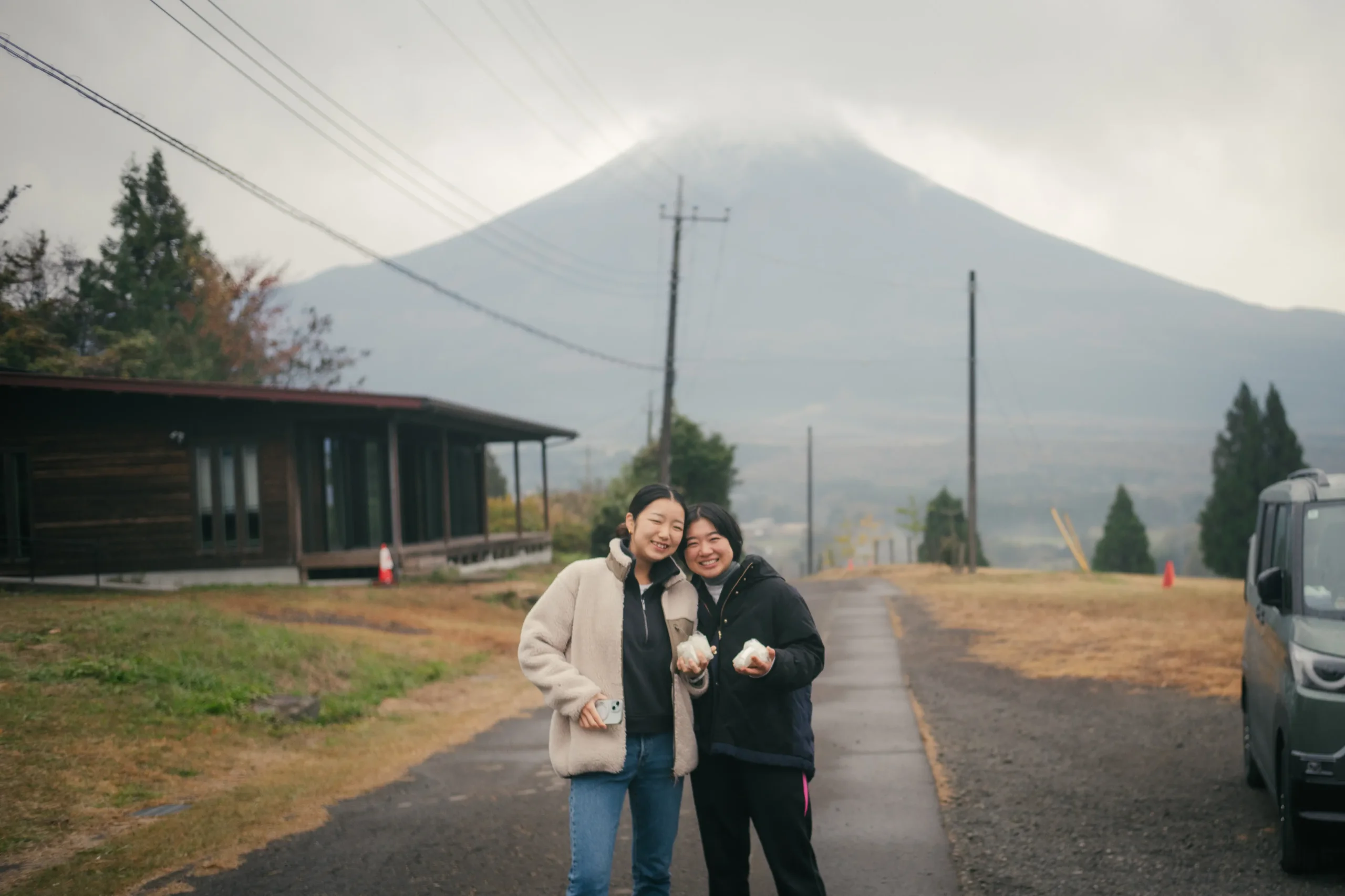 焚火を囲んで語り合う様子