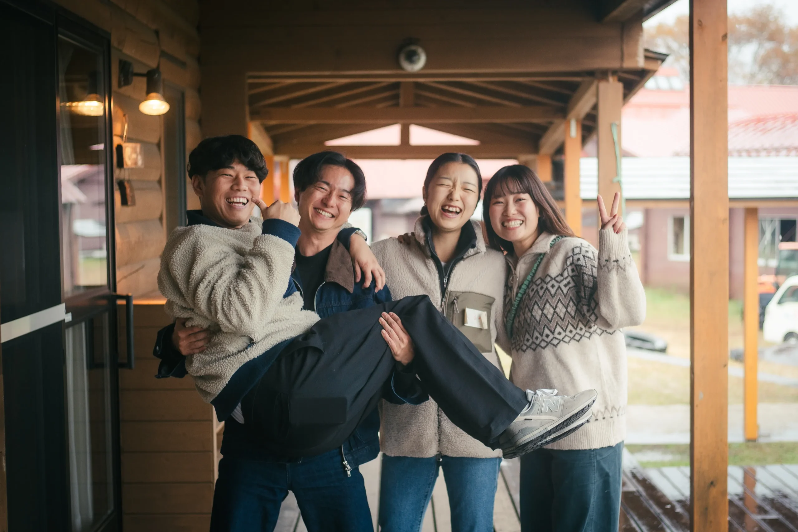 灯火を見守る仲間