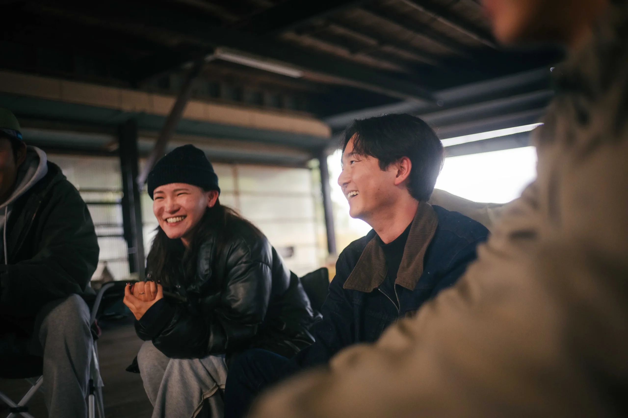 焚火を囲む風景