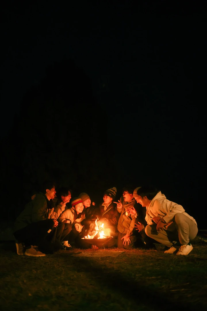 焚火を囲む人々